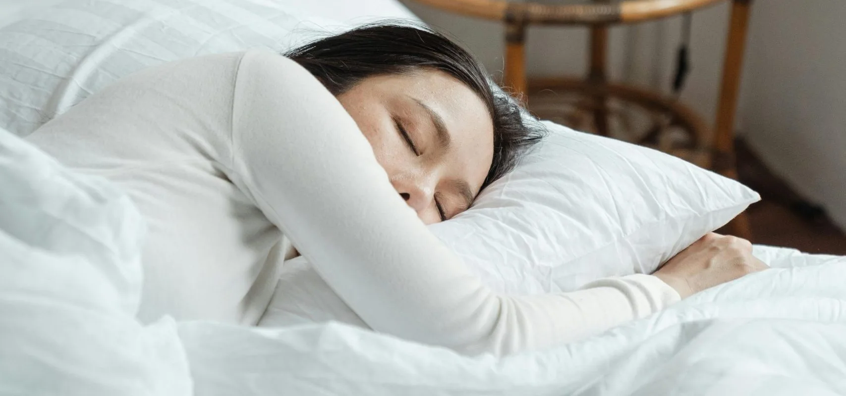 Slapende vrouw in zacht dekbed