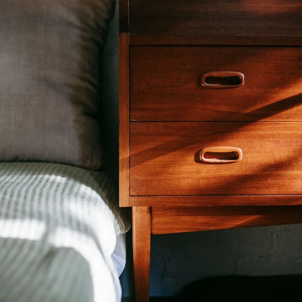 Opgemaakt bed met fris beddengoed
